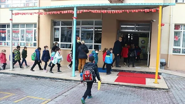 İlk ara tatil sona erdi! Milyonlarca öğrenci ve öğretmen okullara geri dönüyor! Yarıyıl tatili ve ikinci ara tatil ne zaman?