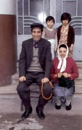 Kapıcılar Kralı'nda Mahir’in ortağı Sevda Ferdağ’ı bir de şimdi görün! Kızıl saçlarından eser kalmadı! 81 yaşında ama... 8