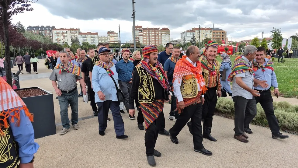 yoruk-yuruyusunde-renkli-anlar-vatandasin-mehteran-sevinci-kamerada-1788019055983.jpg Yörük yürüyüşünde renkli anlar! Vatandaşın mehteran sevinci kamerada - 3