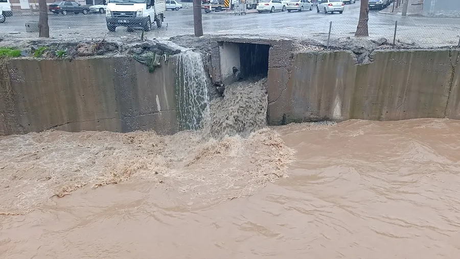 saganak-guneydoguyu-vurdu-sokaklar-nehre-dondu-1774195333582.jpg Sağanak Güneydoğu’yu vurdu! Sokaklar nehre döndü - 3