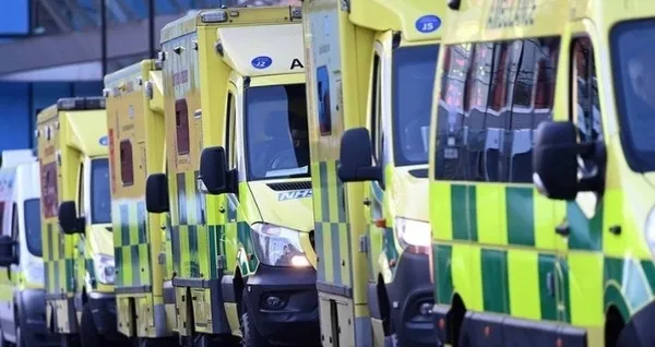 1669968916899.jpg İngiltere’de sağlık sistemi alarm veriyor! BBC: Ambulanslar 1 saat sıra bekliyor - 6