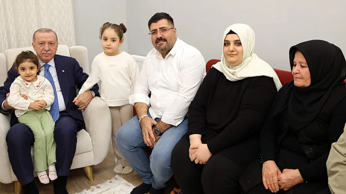 Kapımız çaldı, karşımızda iki lideri gördük: Depremzede çiftin Başkan Erdoğan heyecanı