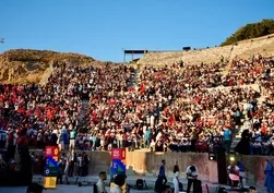 TÜGVA İzmir Yaz Okulları finalinde duygulandıran anlar! Binlerce yıllık Efes'ten salavat sesleri yankılandı