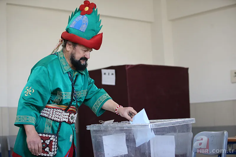 Oy vermeye gelen vatandaşlar şoke oldu! Alper Gezeravcı’dan esinlenip böyle sandığa geldi 23