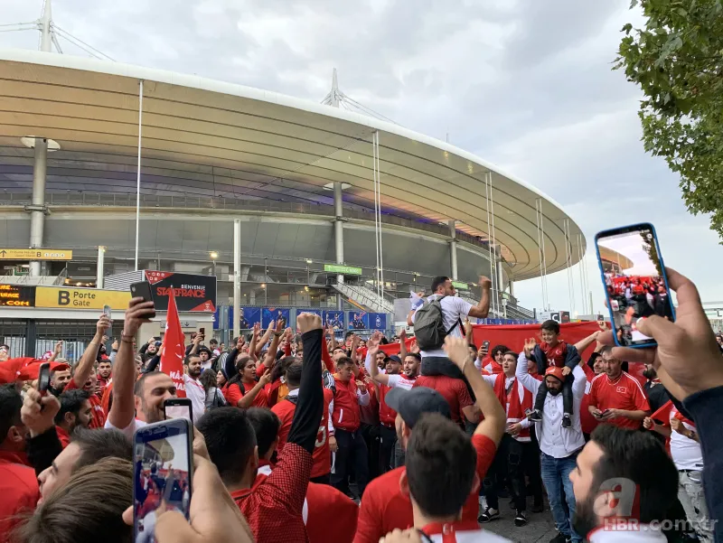Fransa - Türkiye maçı öncesi Türk taraftarlar Paris'i inletti 11