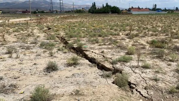 Afyonkarahisar'da vatandaşı korkutan yarık! Sabah uyandıklarında böyle buldular - 3