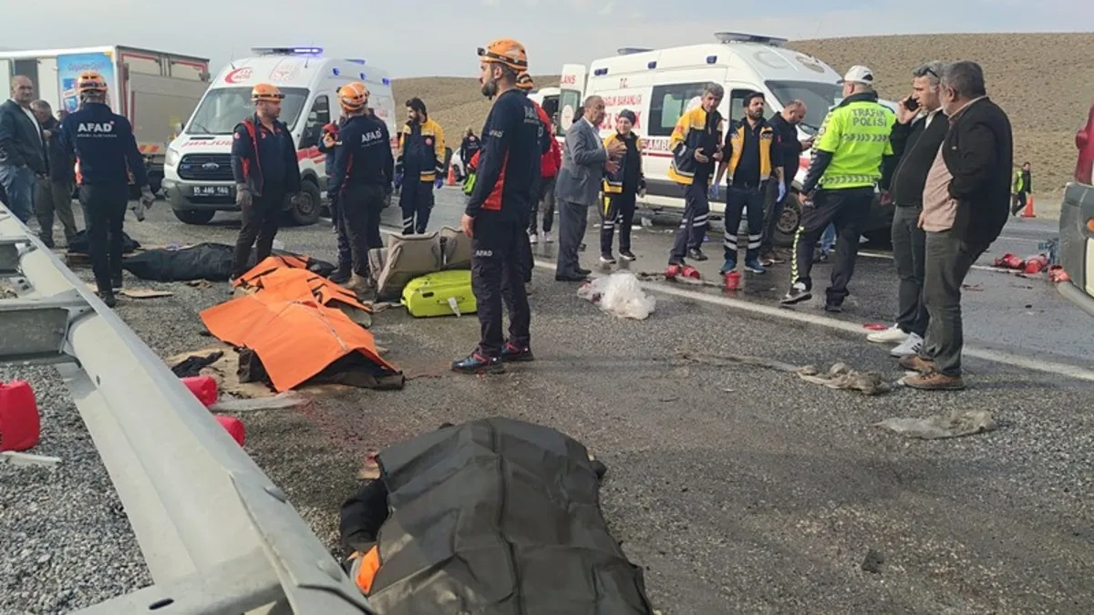 Van'da katliam gibi kaza! Minibüs ile kamyonet çarpıştı: Ölü ve yaralılar var