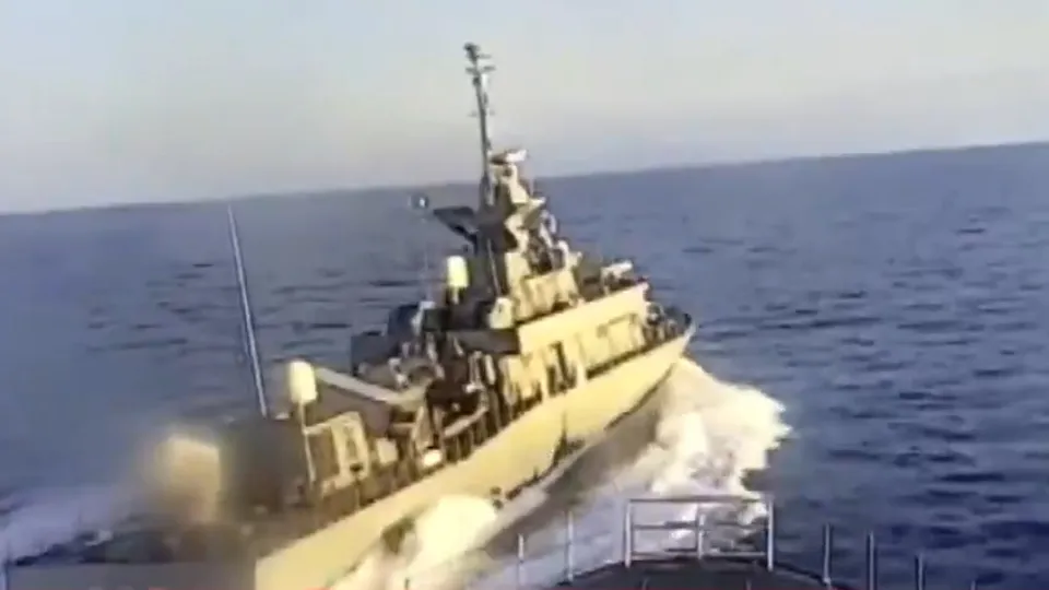 Yunan hücum botu Türk savaş gemisini taciz etti