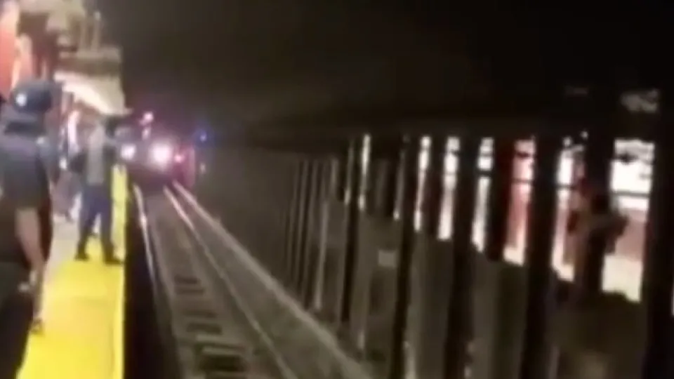 Metroda çığlık sesleri! Raylara düşen yolcu son anda kurtarıldı