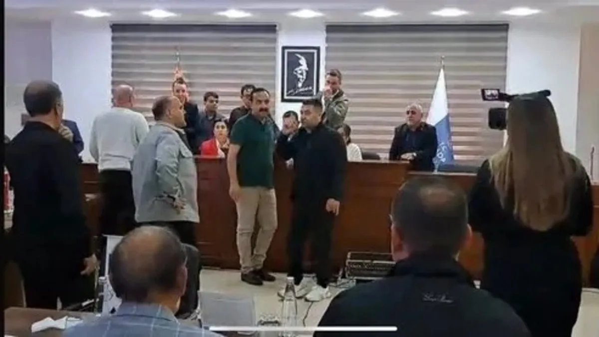 Kuşadası Meclisi'nde yumruklu kavga! CHP’li meclis üyesi İYİ Partili yöneticiye çirkin saldırı