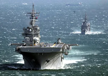 İran helikopteri ABD'nin USS Essex savaş gemisine 25 metreye kadar yaklaştı