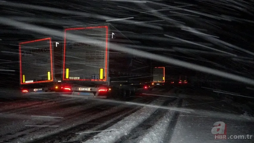 Kış erken geldi! Tipi şeklinde aniden bastıran kar yolları kapattı | 2 il arası yol trafiğe kapandı 12