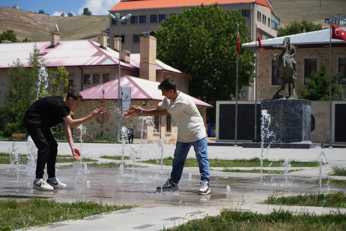 hava-sicakliklari-ne-zaman-dusecek-uzmani-tarih-verdi-1786084828787.jpg Antalya'da 32 derece, Cizre’de 44,5 derece, Aydın Kuyucak’ta ise 43,3 derece sıcaklık ölçüldü.
