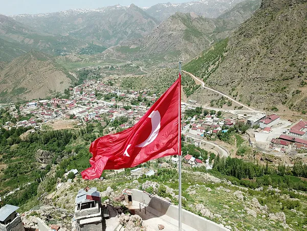 Teröristlerin 'girilmez' dediği Kato Dağı'nda 150 metrekarelik Türk bayrağı - 2