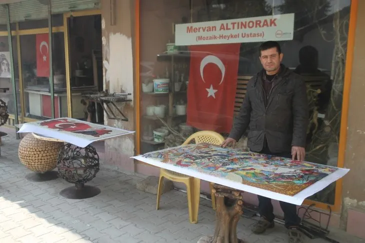 11 bin adet mozaik taşı ile Türk Bayrağı ve Cumhurbaşkanı Erdoğan’ın resmini yaptı
