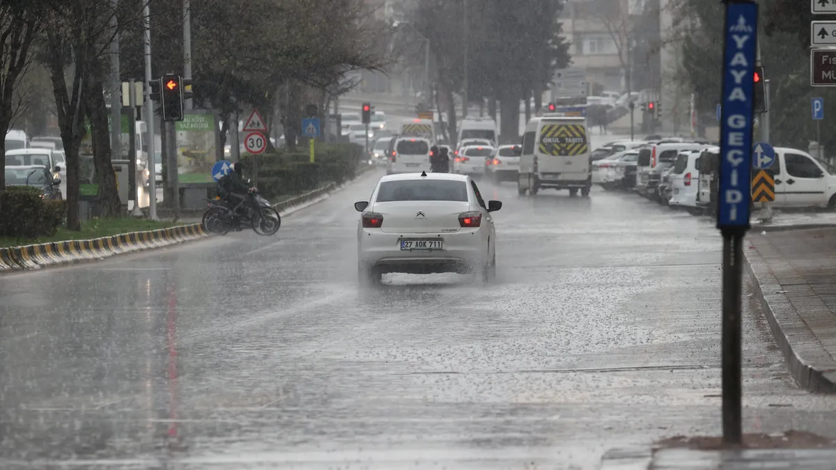 Ankara'ya kar, İstanbul'a sağanak! Meteoroloji'den 42 il için sarı alarm