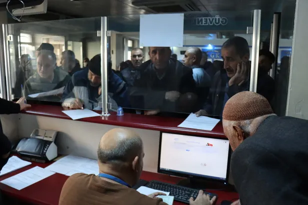 SGK yarın açık mı? 31 Aralık Cumartesi günü Sosyal Güvenlik Kurumu çalışacak mı? SGK saat kaçta açılacak, kapanacak?