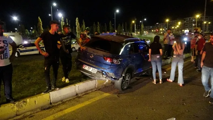 Diyarbakır’da yayaya çarpmamak için yavaşladı! Arkadan araç çarpınca yayaların üzerine uçtu - 4