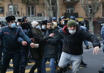 Son dakika: Azerbaycan'da Zafer Günü kutlanırken Ermenistan karıştı! Sokaklar 'Paşinyan istifa' sloganlarıyla inledi