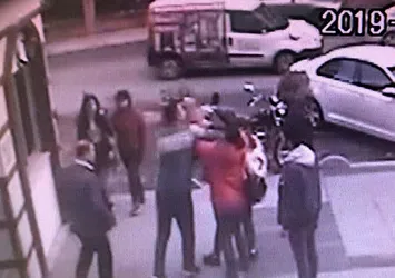 Minibüs sürücüsüne tepki gösterdi, sokak ortasında darp edildi