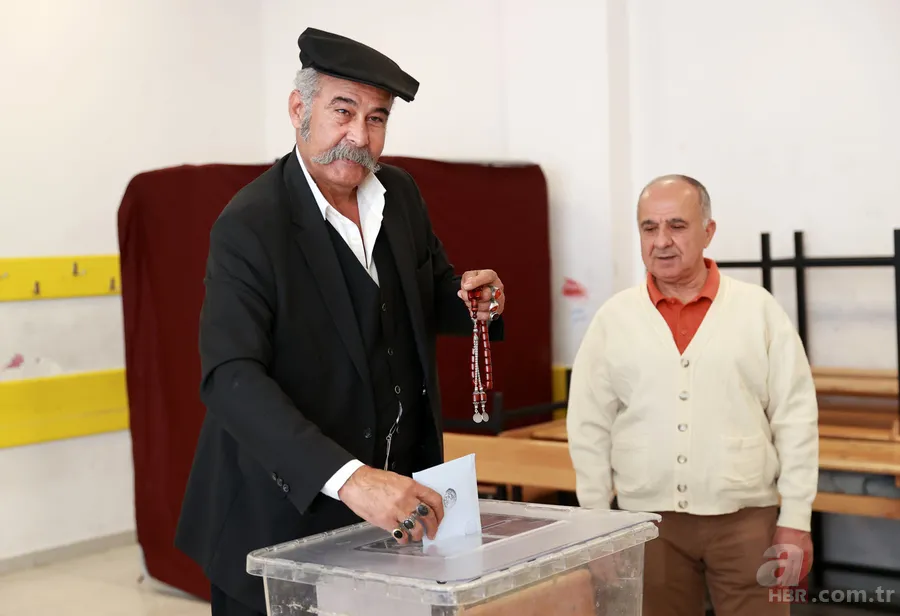 Oy vermeye gelen vatandaşlar şoke oldu! Alper Gezeravcı’dan esinlenip böyle sandığa geldi 12