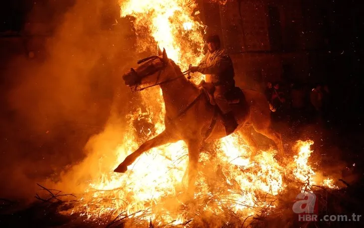 İspanya’da 300 yıldır devam eden gelenekle atlar ateş üzerinde yürütüldü