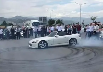 Yolu kapatıp drift yapan magandalar