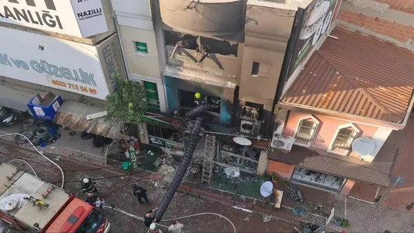 aydindaki-restoranda-patlama-olay-sonrasi-yanginin-ilk-anlari-kamerada-1672412890561.jpg Son dakika: Aydın’daki restoranda patlama: Olay sonrası yangının ilk anları kamerada - 7