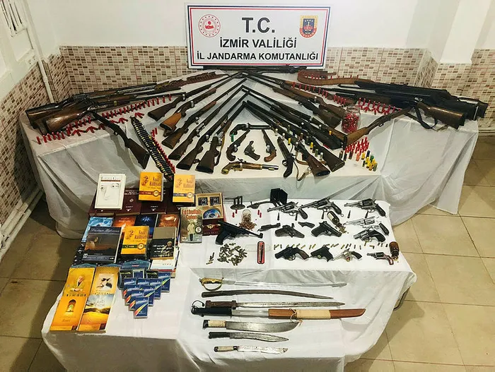 FETÖ şüphelisinin evinden casus tabancası çıktı - 1