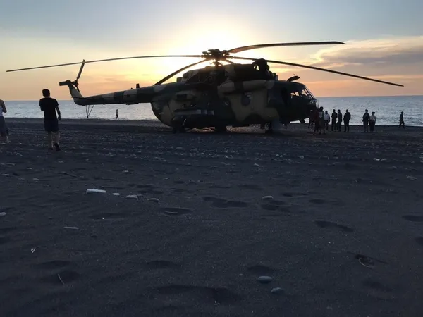 Azerbaycan bayraklı helikopter Giresun’da plaja acil iniş yaptı - 1