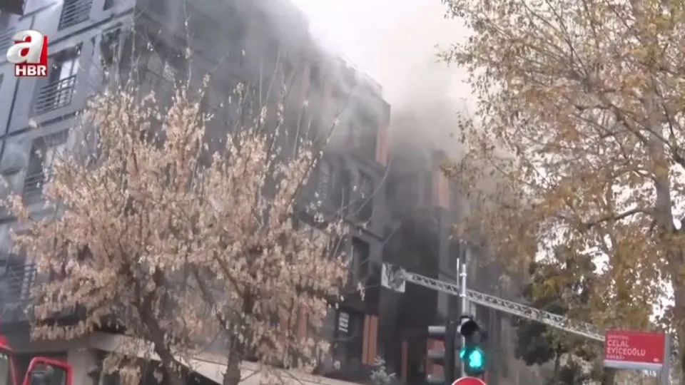 Kadıköy’de 5 katlı binada yangın paniği