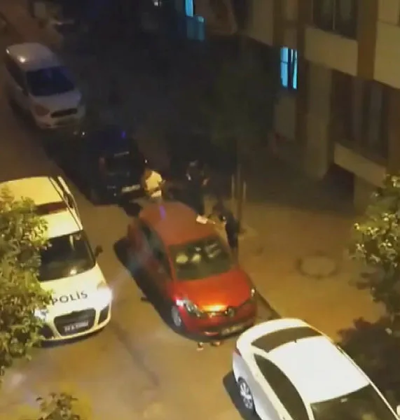 İstanbul’da eşiyle kavga eden kişi otomobilinin camlarını böyle kırdı - 1