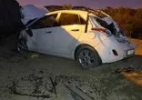 Virajı alamayan otomobil istinat duvarından uçtu: 3 yaralı