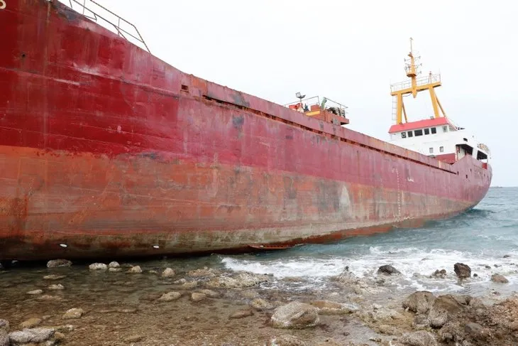 Son dakika | Ekipler seferber oldu! Çanakkale’de kıyıya oturan gemi yüzdürüldü