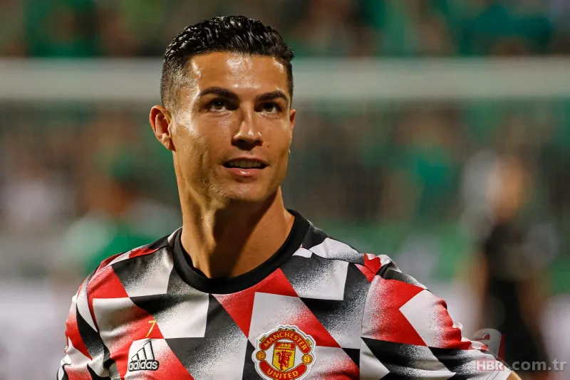 Manchester United Ronaldo'yu sildi! Fotoğraflarını söktüler 3