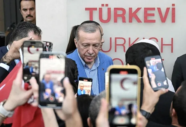 Başkan Erdoğan ABD’de! Vatandaşlar tarafından Türkevi’nde coşku ile karşılandı