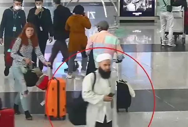 10-yildir-sahte-kimlikle-dolasiyormus-istanbul-havalimaninda-yakalandi-1651220568495.jpg 10 yıldır sahte kimlikle dolaşıyormuş! İstanbul Havalimanı'nda yakalandı - 1