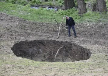 Sivas'ta bir tarlada 7 metre çapında obruk oluştu