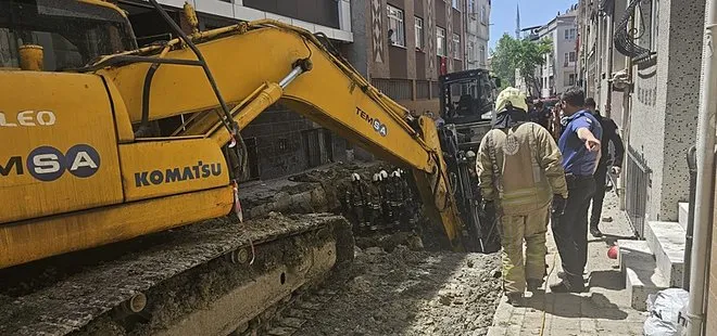 Bayrampaşa'da İSKİ'nin çalışmasında yol çöktü! Göçük altındaki işçi kurtarıldı