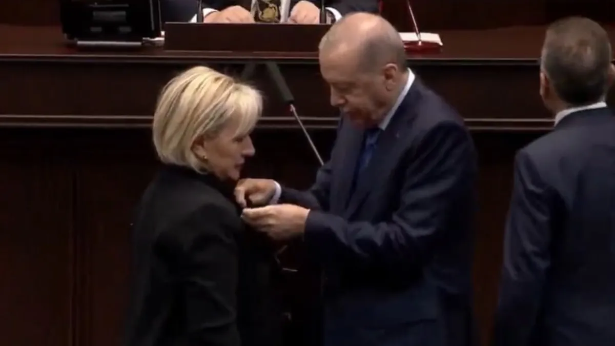CHP’den istifa eden Nimet Özdemir AK Parti’de! Rozeti Başkan Erdoğan taktı