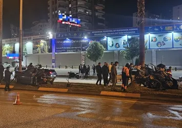 Adana'da korkunç kaza! Otomobil palmiye ağacına çarparak ikiye bölündü