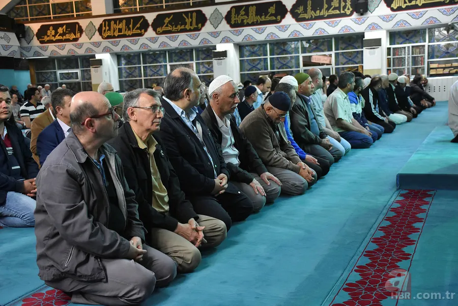 Teravih namazında hangi dualar okunur? Teravihe başlamadan önce, aralarında, her dört rekatın sonunda okunan dualar 7