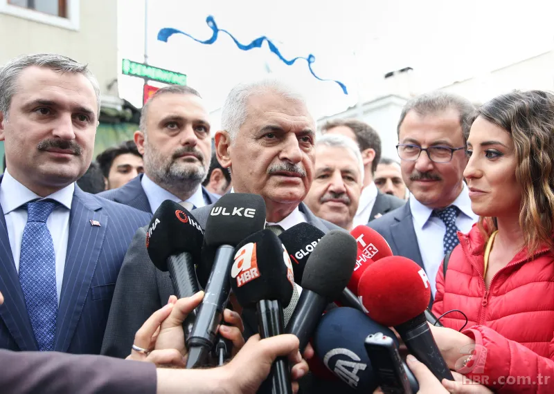 Eyüp'te cuma namazını kılan Binali Yıldırım'a yoğun ilgi 2