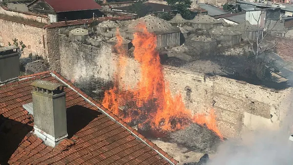 1655565418733.jpg İstanbul'da korkutan yangın: Emniyet Müdürlüğü'ne bağlı depo alev alev yandı - 2