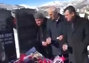 Kamer Genç’in mezarında rakı skandalı! Avukatından açıklama: Kalabalık dağılınca…