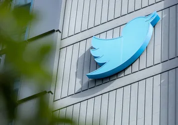 Twitter askıya alınan hesapları açmaya başladı