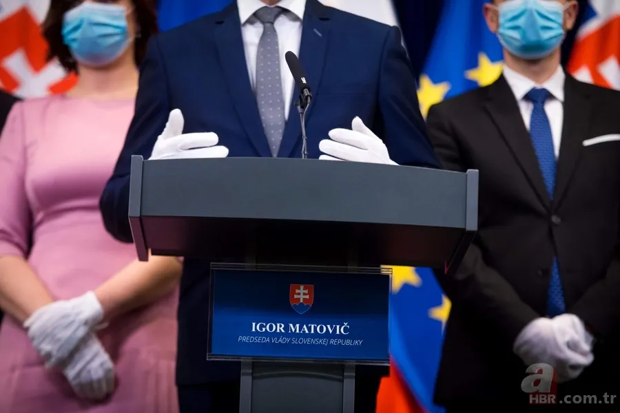Slovakya'da yeni Başbakan Igor Matovic'in yemin töreninde dikkat çeken Koronavirüs önlemi 17
