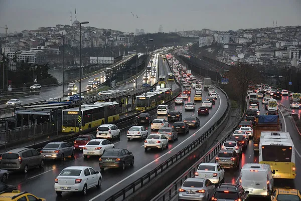 İstanbul'da trafik çilesi! Milyonlarca vatandaş yolda kaldı - 3