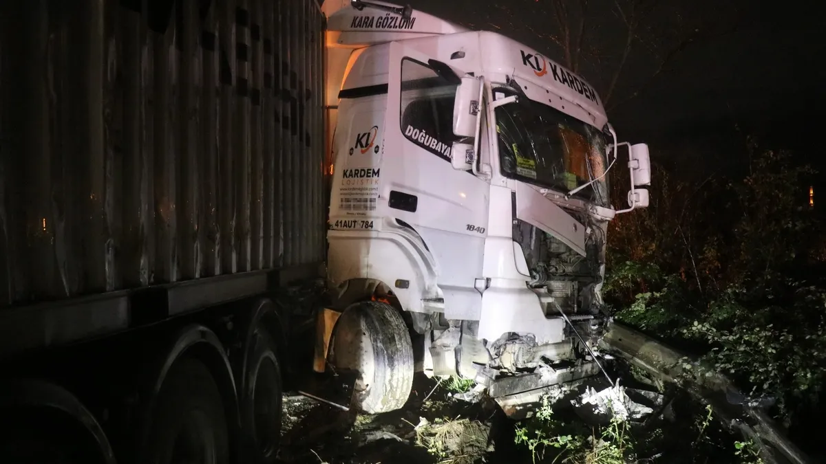 Sakarya'da can pazarı! D-650 kara yolu savaş alanına döndü: 12 yaralı