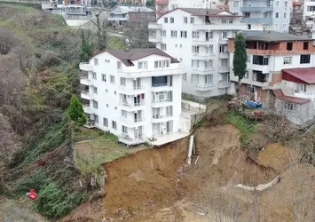 Kocaeli'de yolda meydana gelen çökme nedeniyle 5 katlı bina tahliye edildi